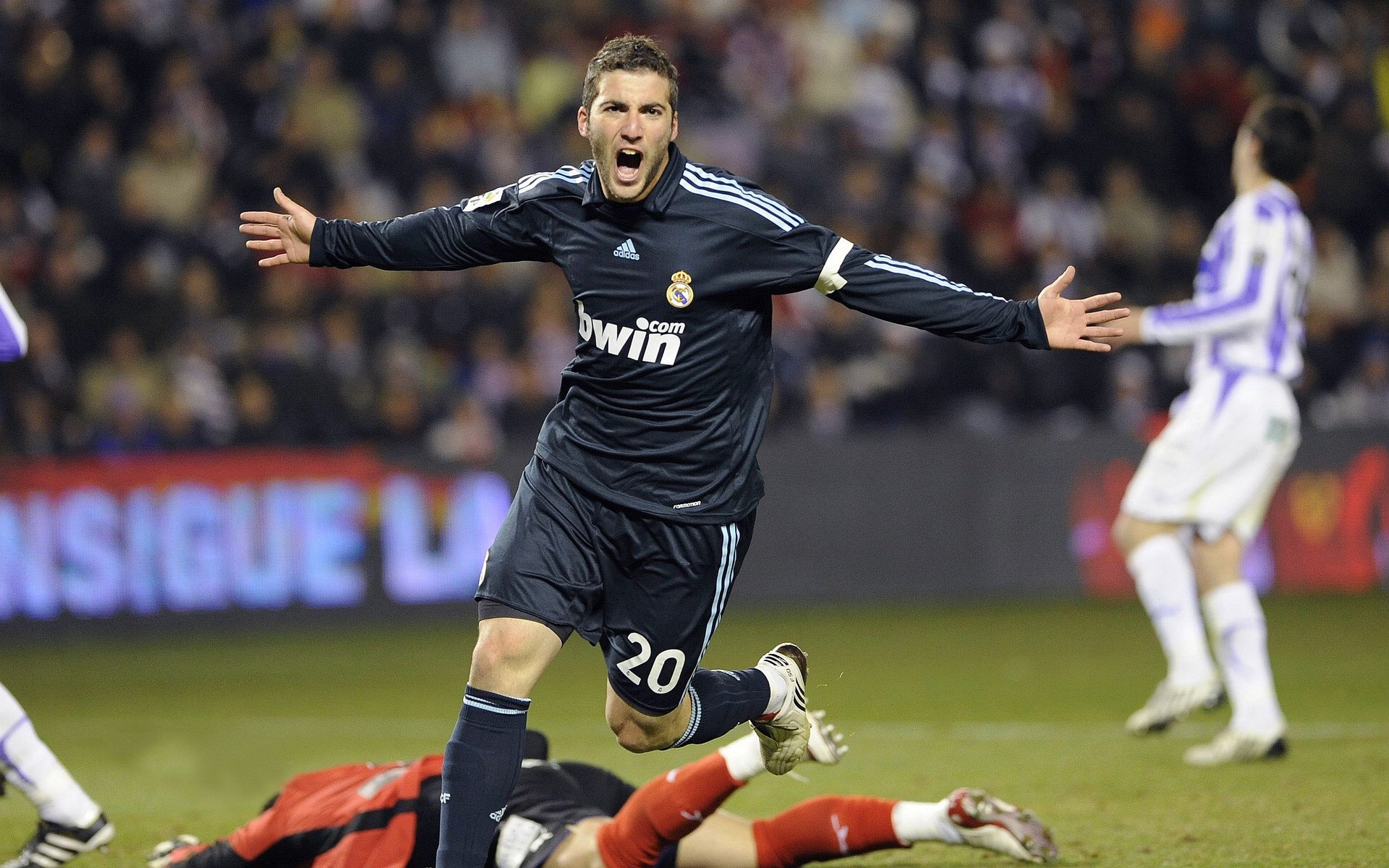 詹姆斯绝杀夜,当火箭红色淹没活塞蓝,他让时间凝固